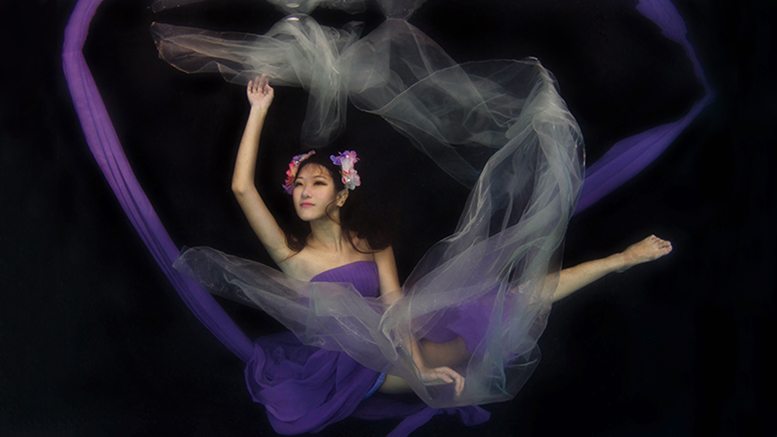 777by437 Fashion_AndrewLau_Color in the dark_China_01