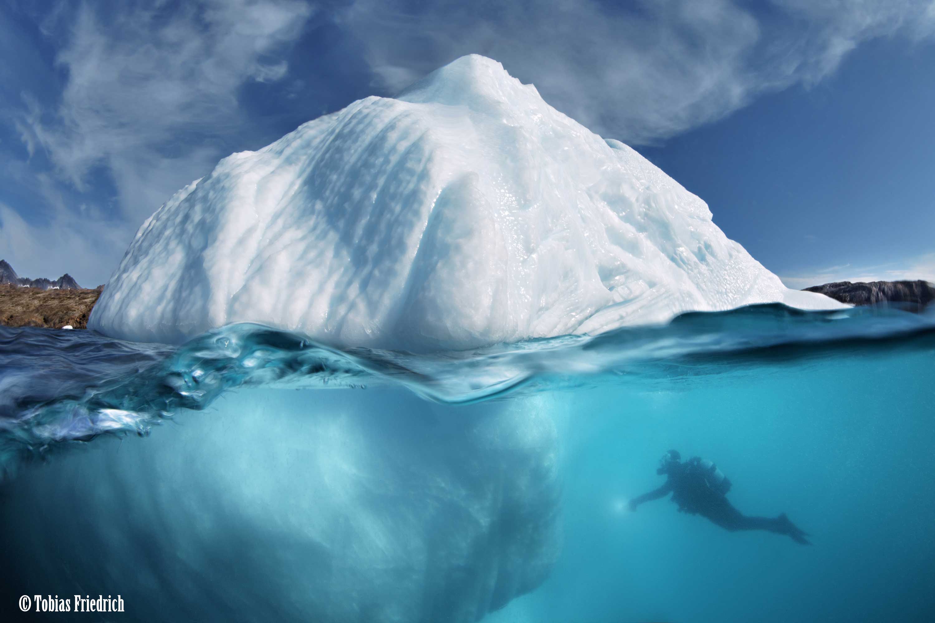 Какая часть айсберга над водой. Айсберг под водой. Айсберг под водой и над водой. Айсберг фото.